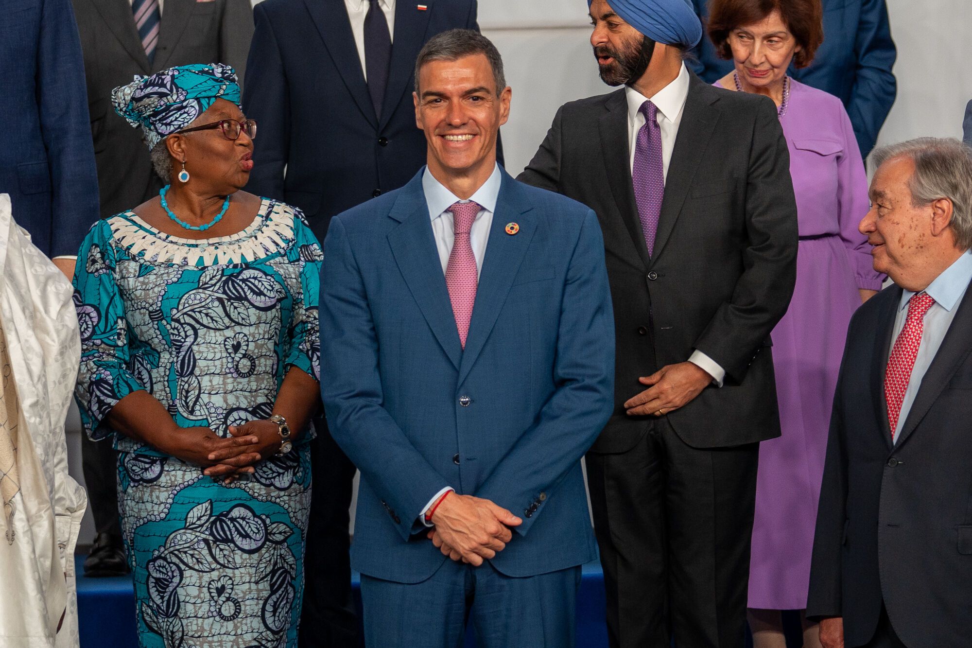 El presidente del gobierno, Pedro Sánchez durante la foto de familia tras la recepción de los mandatarios . A 30 de junio de 2025 en Sevilla, Andalucía (España). En el Palacio de Congresos y Exposiciones de Sevilla (FIBES) ha tenido lugar la foto oficial con los jefes de Estado y de Gobierno que participan en la IV Conferencia Internacional sobre la Financiación para el Desarrollo de la ONU. En este acto institucional, se da la bienvenida a los mandatarios que intervienen en esta cumbre global centrada en los retos económicos y financieros del desarrollo sostenible. 30 JUNIO 2025 Francisco J. Olmo / Europa Press 30/06/2025. PEDRO SÁNCHEZ PÉREZ-CASTEJÓN;Francisco J. Olmo;