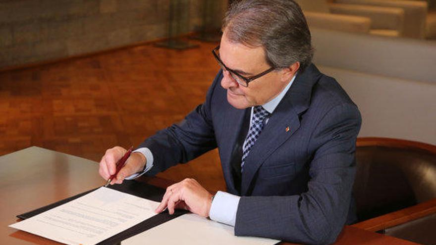 Artur Mas, mentre signava el decret