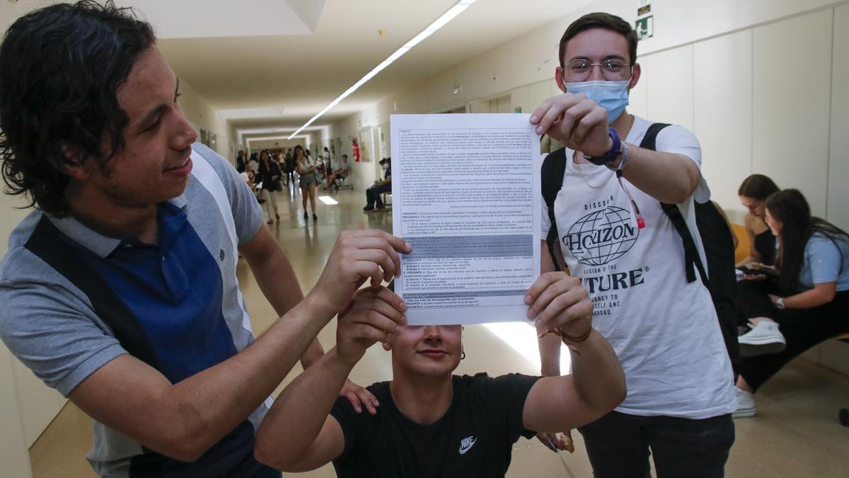 Estudiantes mostrando el examen de Lengua Castellana y Literatura en el inicio de la EBAU en Extremadura.