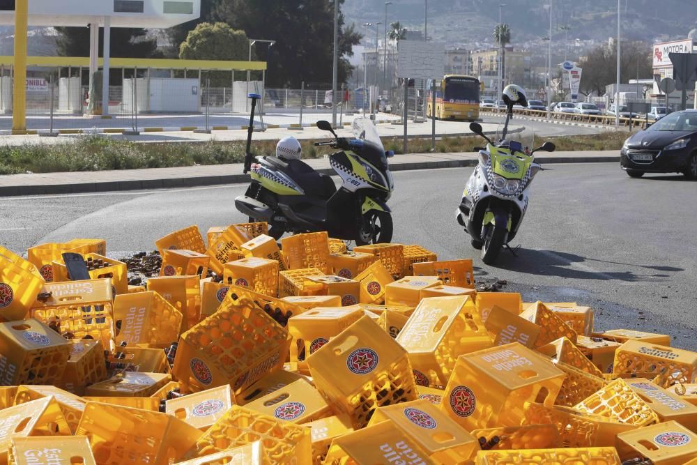 Un camión cargado de botellines de cerveza pierde su mercancía en Xàtiva