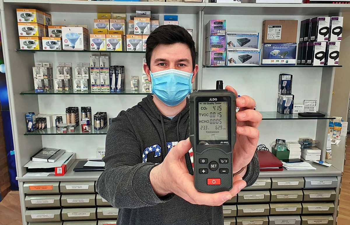 Pedro, de Electroson, muestra un medidor de CO2 en la tienda viguesa. | // MARTA G. BREA