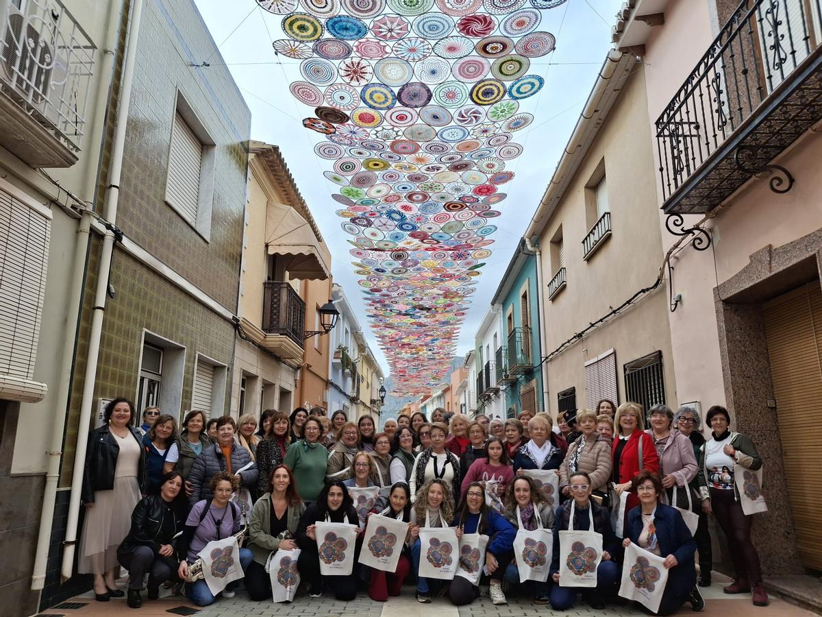 Las mujeres transforman Els Poblets: 1.400 mandalas se entrelazan sobre el Carrer Major (imágenes)