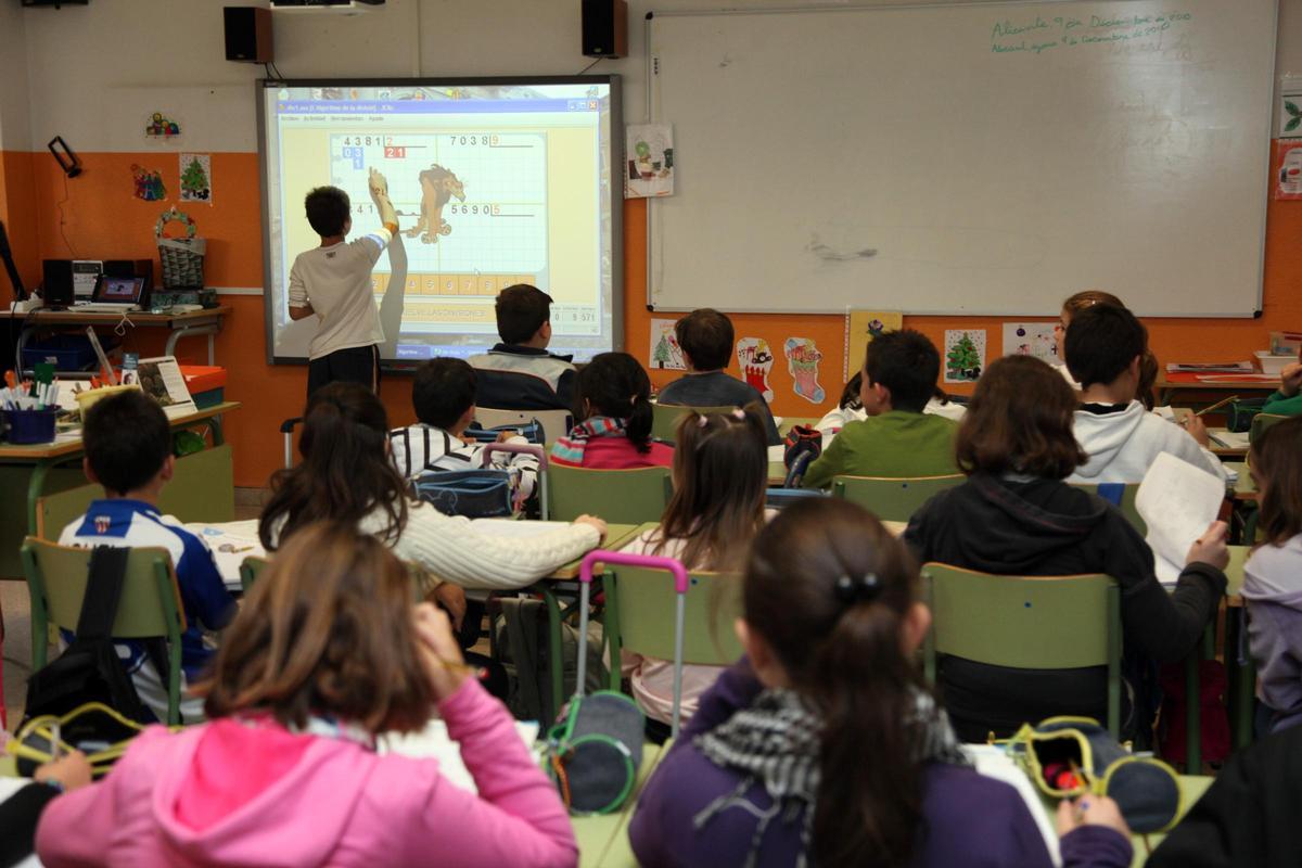 Alumnos en un colegio de Alicante, con una pizarra digital, en imagen de archivo