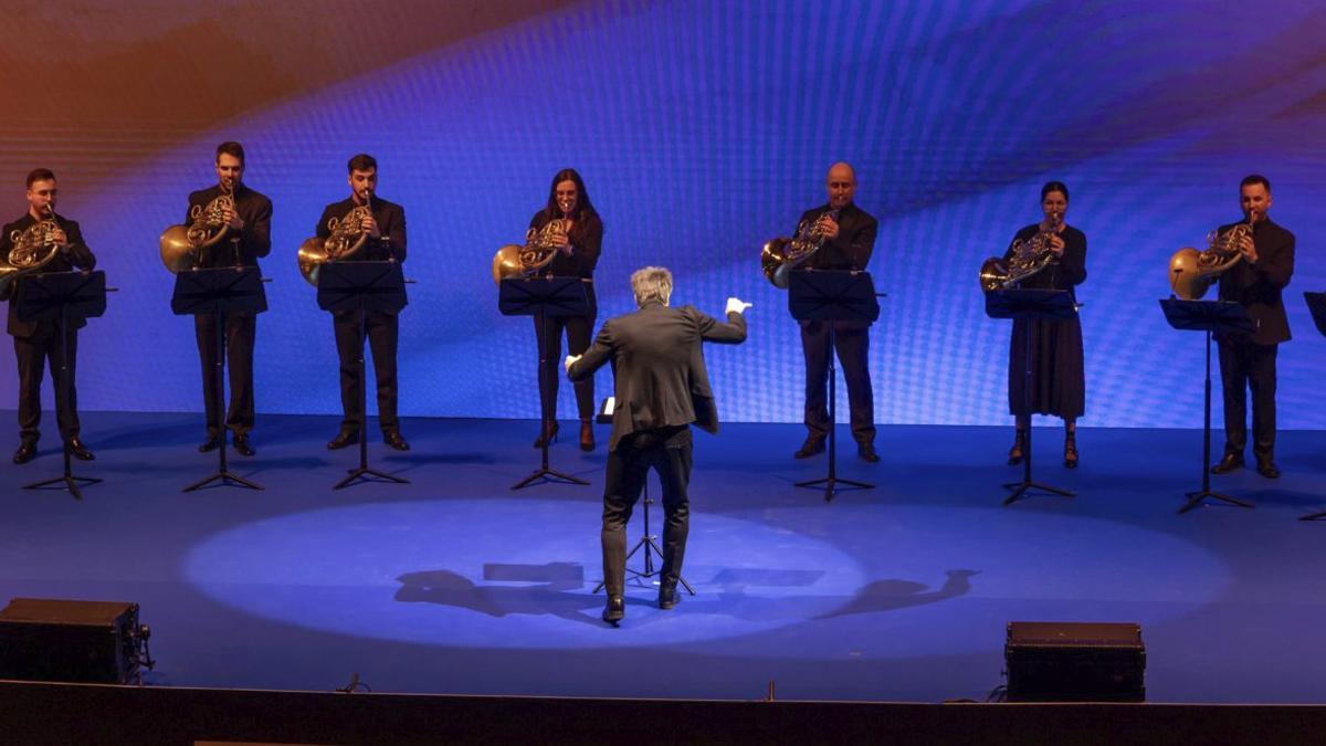 El director titular de la orquesta ADDA Simfònica, Josep Vicent, durante la interpretación de la obra compuesta por Aaron Copland a modo de clausura de los «Importantes».