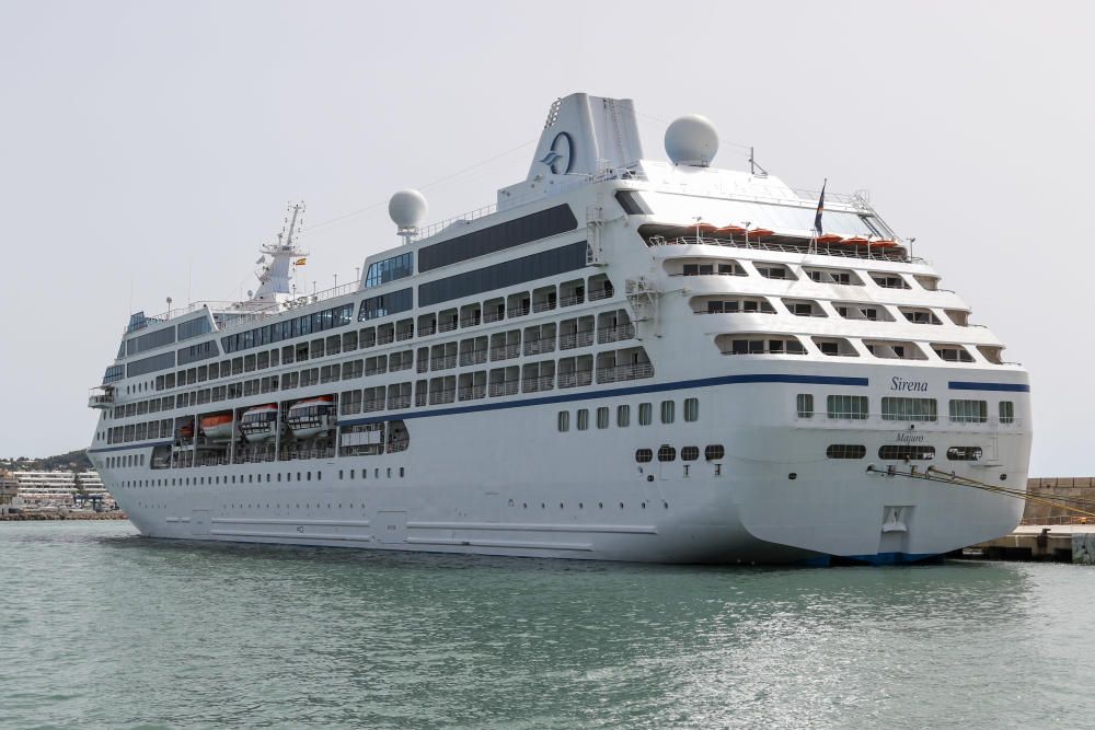 El recién bautizado buque de Oceania Cruises 'Sirena' pasó 11 horas en el muro del puerto de Vila