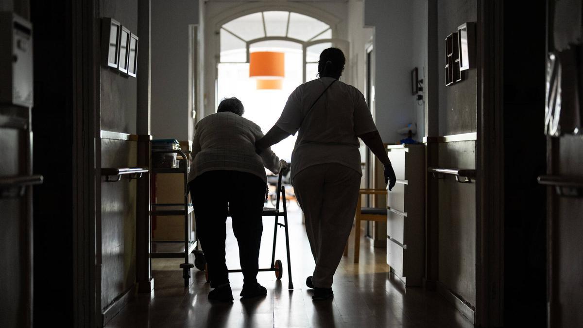 Daysi, trabajadora de una residencia de Barcelona, cuida a los ancianos.