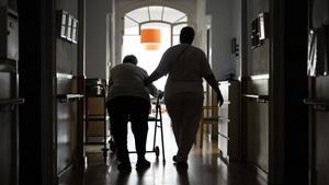 Daysi, trabajadora de una residencia de Barcelona, cuida a los ancianos. 