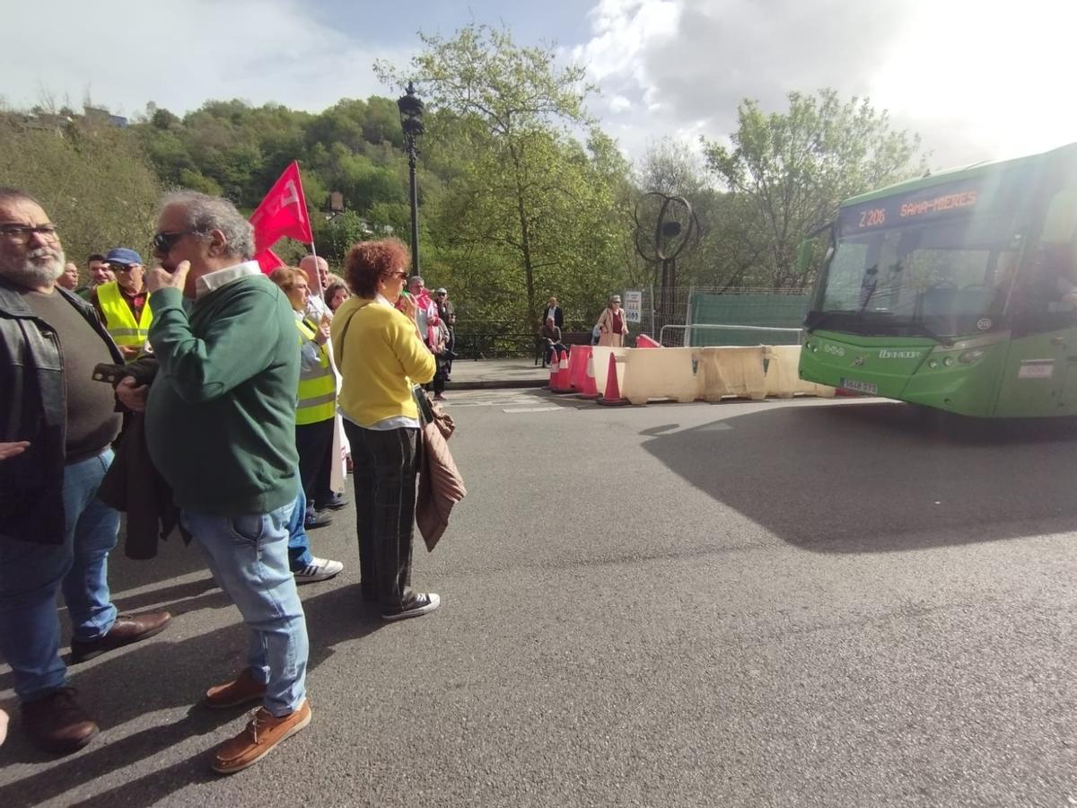 Manifestantes, con el Alcalde a la izquierda.