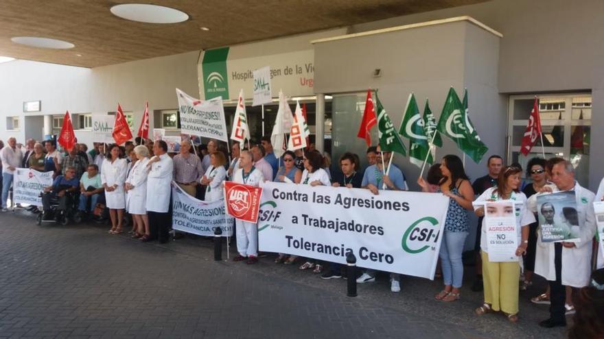 La dirección del Clínico asegura que las medidas de seguridad se revisan. La directora médica del Hospital Clínico, Eva Fragero, solicitó ayer respeto para los sanitarios, al igual que para el resto de profesiones, tras el incremento de agresiones a estos profesionales por parte de pacientes y más concretamente después de los dos casos en menos de una semana en las Urgencias del citado centro. «Tenemos que mejorar y siempre estamos revisando nuestros circuitos y ver qué mejoras podemos poner para reforzarlas», manifestó.