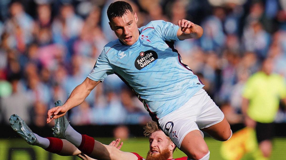 Beste rebaña el balón al céltico Ferran Jutglà, que firmó un remate de cabeza al palo de la portería del Friburgo. | PEDRO MINA