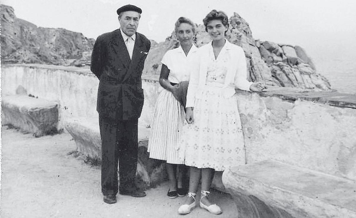 Josep Pla, Felisa Alvear i Luz de Santa Coloma a l’Estartit, fotografiats per Josep Quintà.