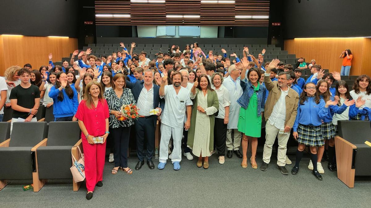 Alumnos del colegio Montesol, con autoridades sanitarias, en la celebración de los 10 años del proyecto Salvavidas.