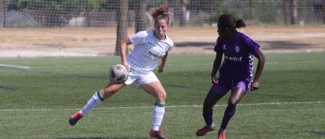 Cintia Hormigo controla el esférico durante un lance del choque ante el Tenerife B.