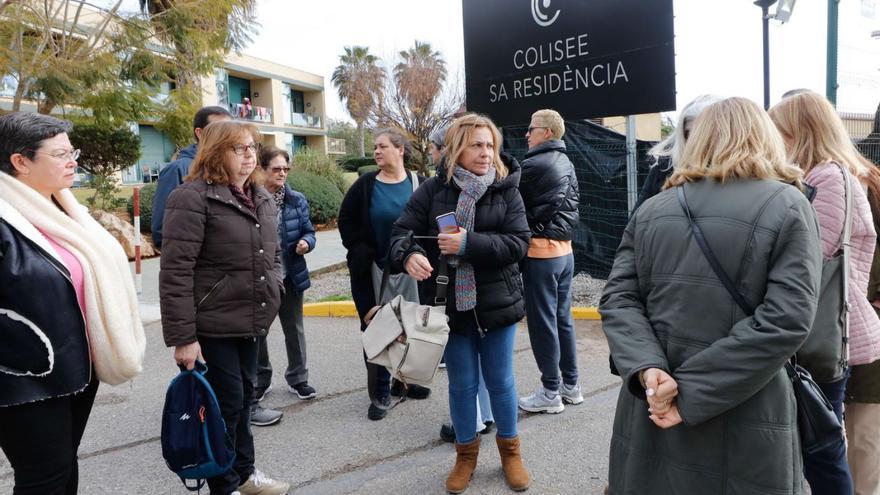 Concentración de familiares frente a la residencia. | J.A.RIERA