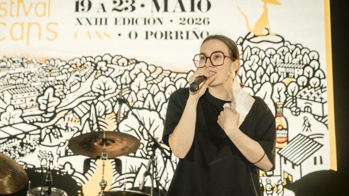 María SOA recolle o premio no Festival de Cans.