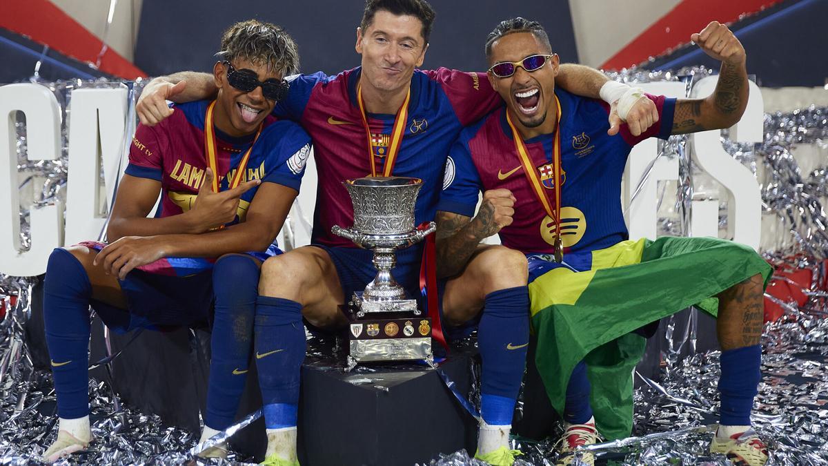 Lamine Yamal, Lewandowski y Raphinha, después de la final de la Copa del Rey.