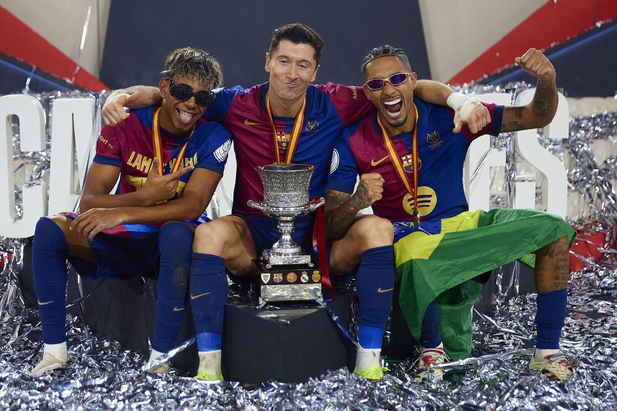 Lamine Yamal, Lewandowski y Raphinha, después de la final de la Copa del Rey.