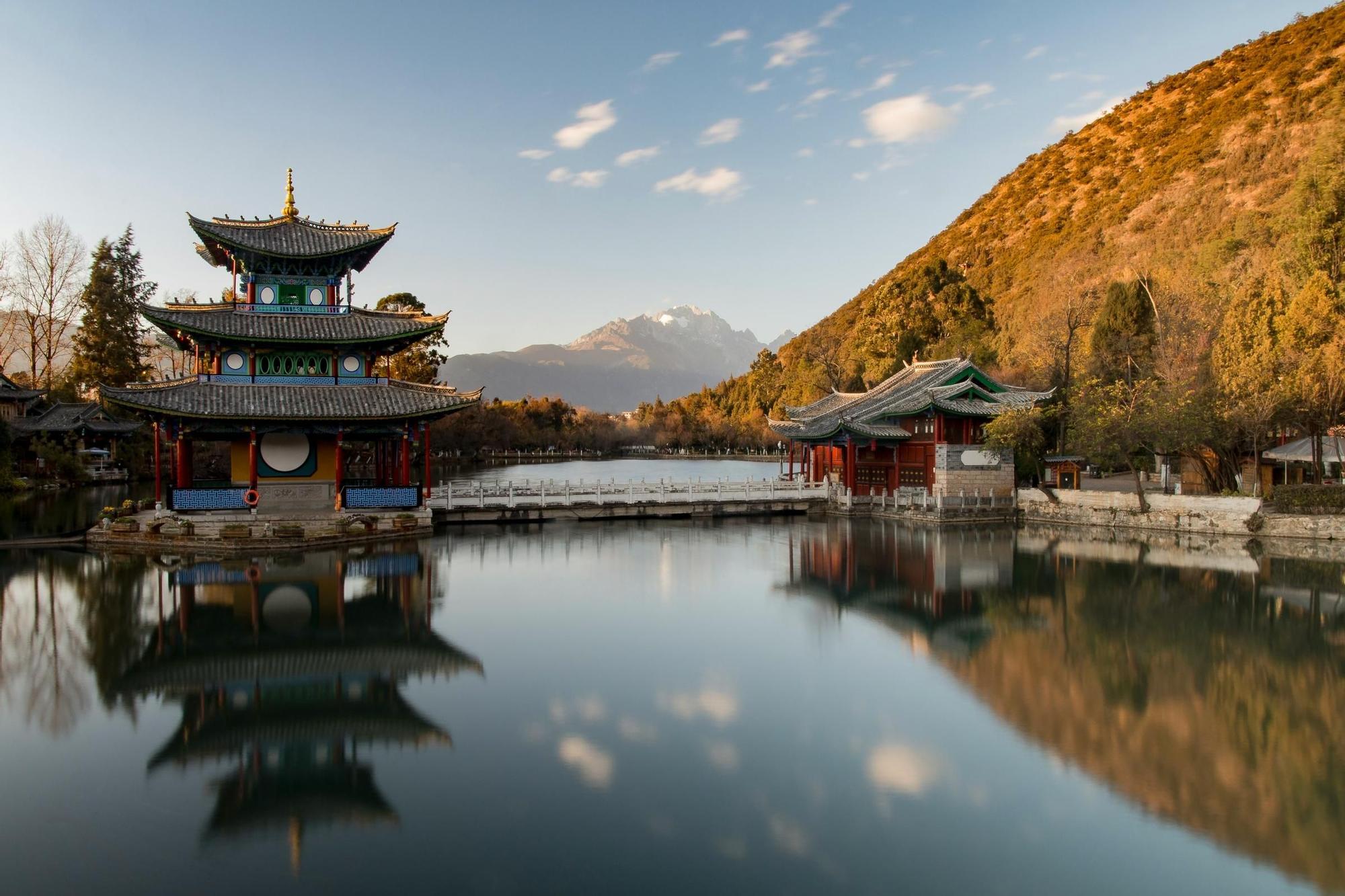 Montañas de 4.000 metros, monasterios milenarios, 5 ciudades ancestrales y caravanas históricas: así es la ruta más fascinante de Asia