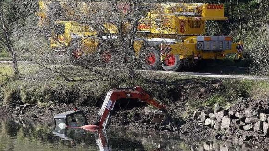 La grúa y la excavadora sumergida en el Lérez. // Gustavo Santos