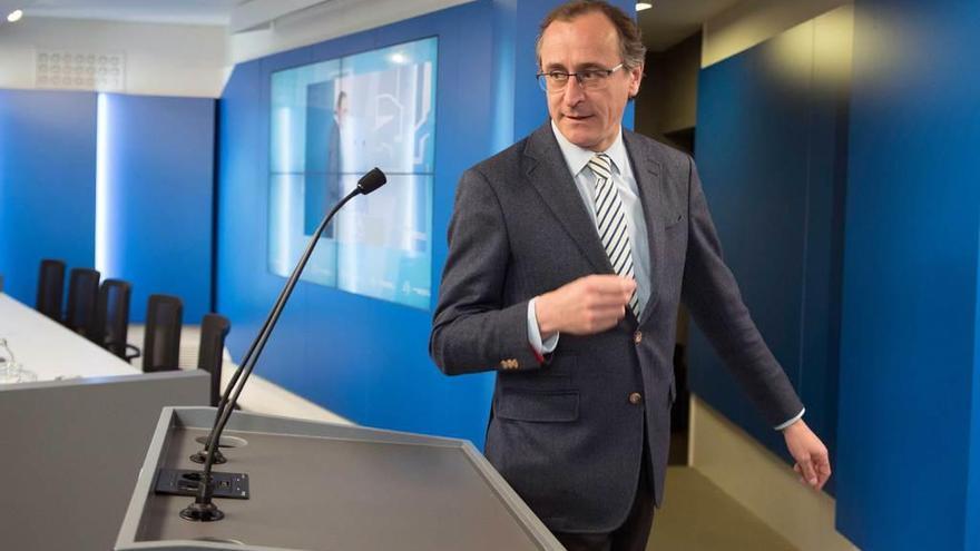 El presidente del PP vasco, Alfonso Alonso, durante una rueda de prensa en el Parlamento de Vitoria.