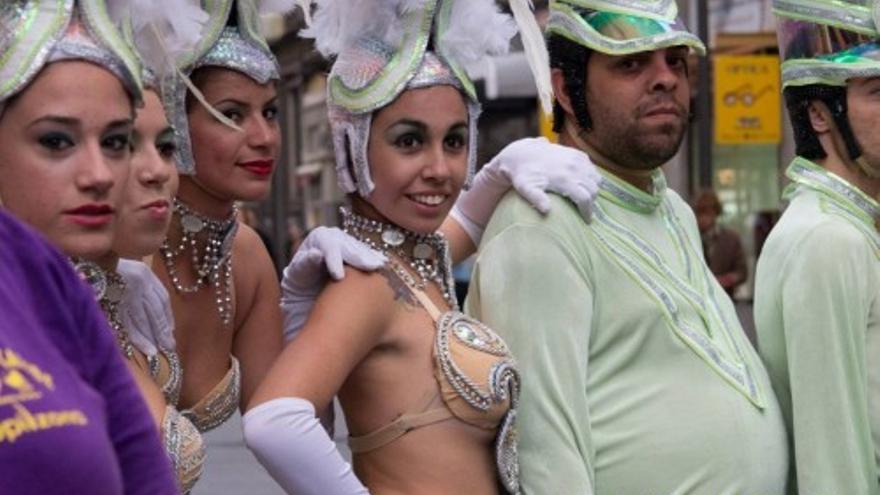 Una comparsa anuncia el Carnaval de Telde en Triana