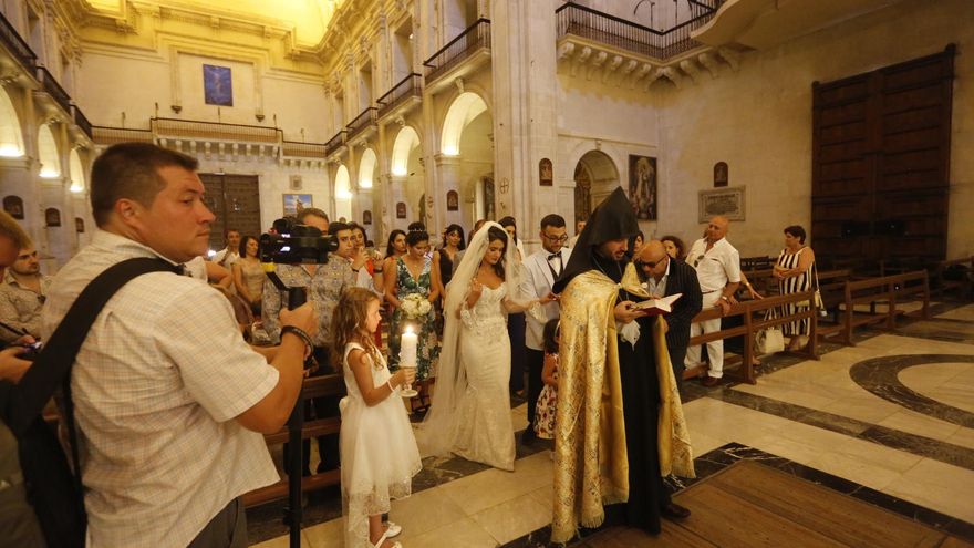 Los ilicitanos se casan a partir de los 30 a 34 años, él tiene cinco años más y una de cada cinco bodas ya es civil