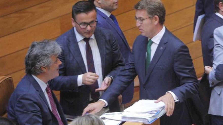 Feijóo, a la derecha, escucha a Pedro Puy -izq- ante el diputado del PP José González. // Xoán Álvarez