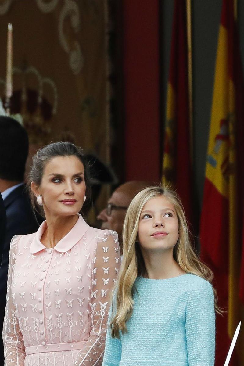 La Reina Letizia junto a su hija La Infanta Sofía, ambas en tonos pastel