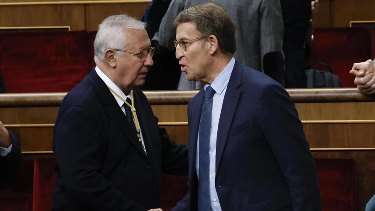 El líder del PP, Alberto Núñez Feijóo, junto al veterano Javier Arenas en el Congreso.