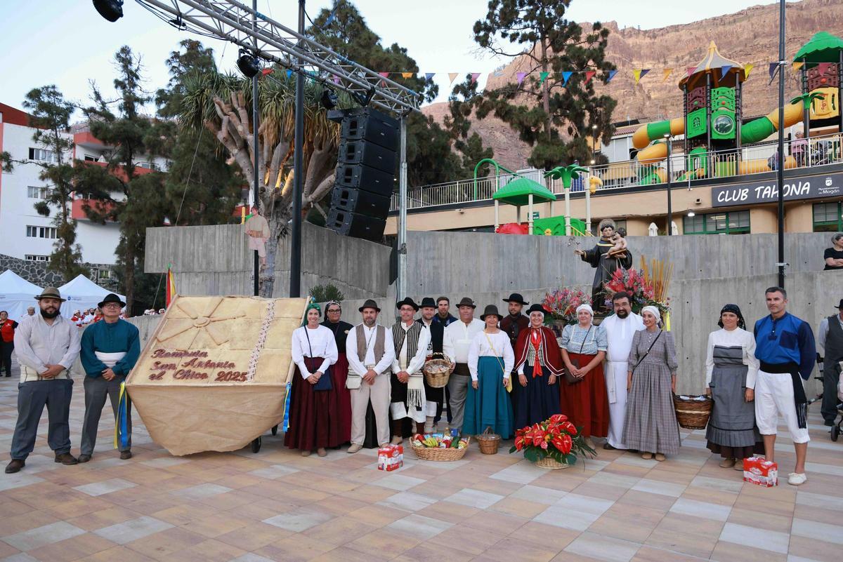 Grupo de Gobierno y párroco con la ofrenda a San Antonio
