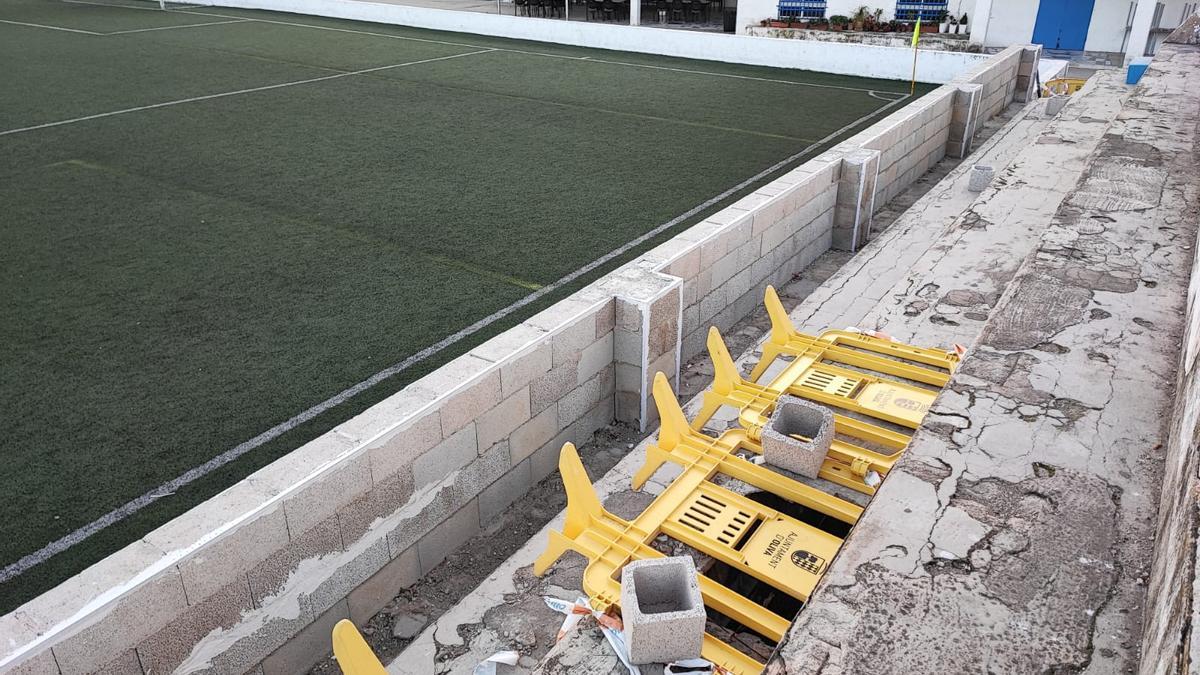 Unas vallas cubren el socavón de la grada del campo de fútbol olivense