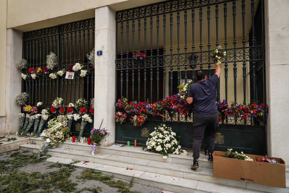 Flores y romero en la puerta de la Basílica de la Esperanza.