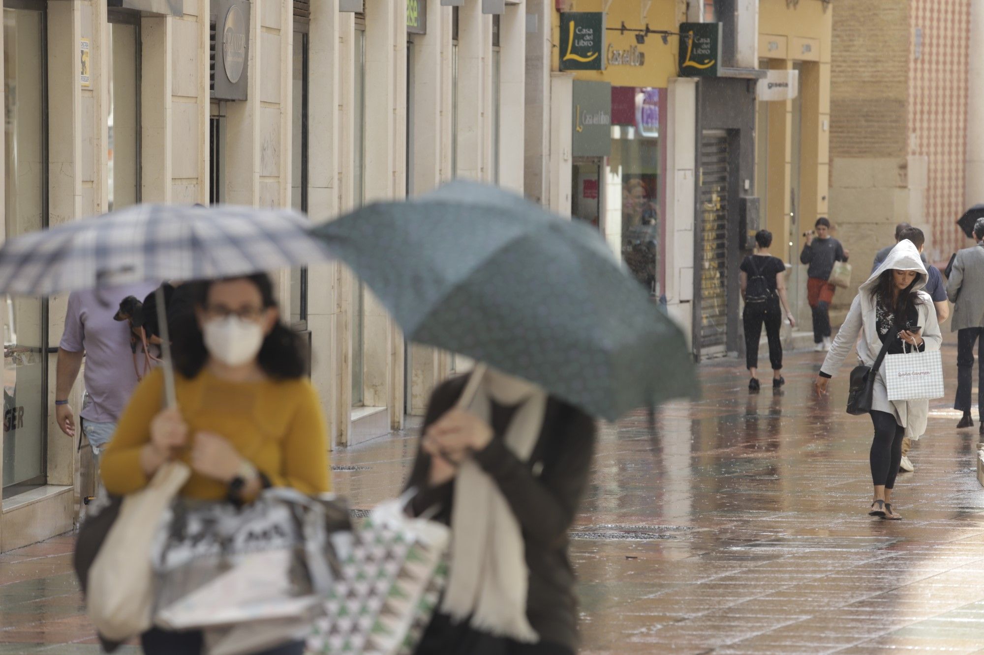 La tormenta sorprende a muchos malagueños este miércoles, a pesar de la previsión