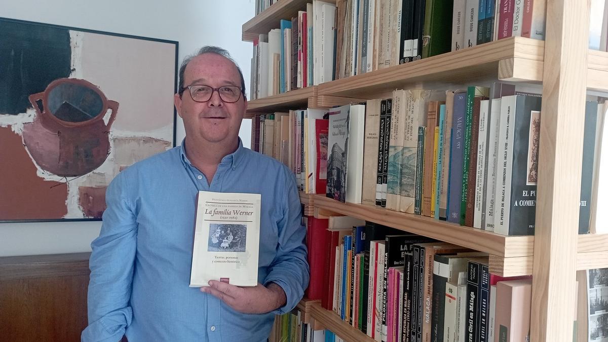 Félix Gómez-Guillamón Werner, esta semana en rincón de su casa con la investigación sobre su familia.