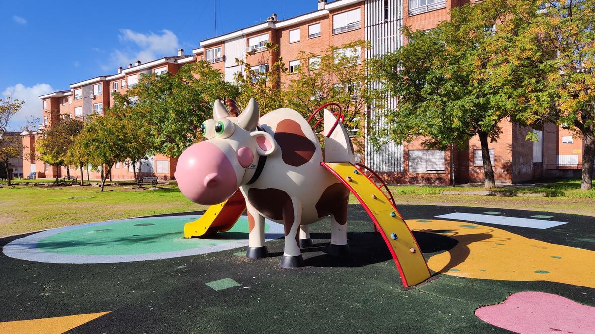 Juego infantil situado en el parque Los Montitos, en la barriada de Suerte de Saavedra.