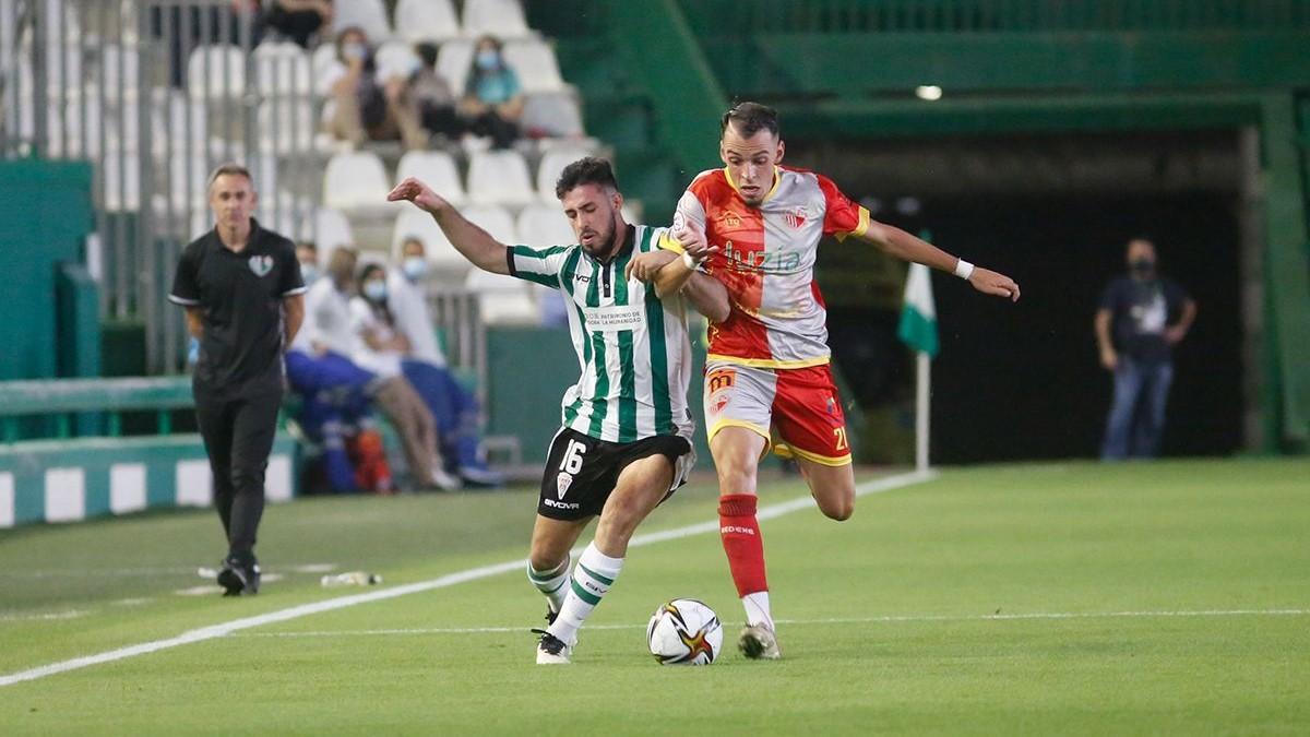Carlos Puga pelea un balón con Sergio García, jugador del Antequera, durante la primera vuelta.