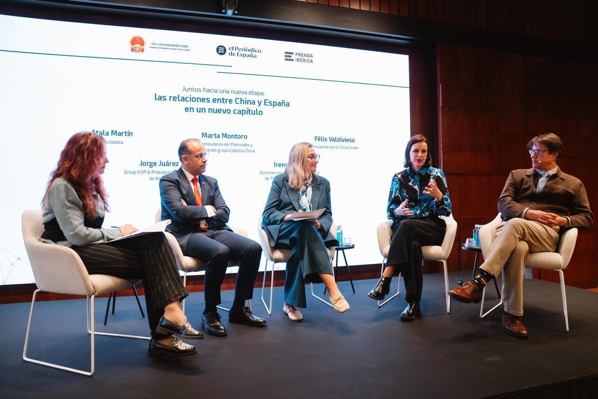 De izquierda a derecha, la periodista Atala Martín, Jorge Juárez, Group EVP & President Asia Pacific de Antolin; Marta Montoro, vicepresidenta del Patronato y directora de Cátedra China; Irene Pardo, directora del Festival Internacional de Teatro Clásico de Almagro, y Félix Valdivieso, presidente del IE China Center.