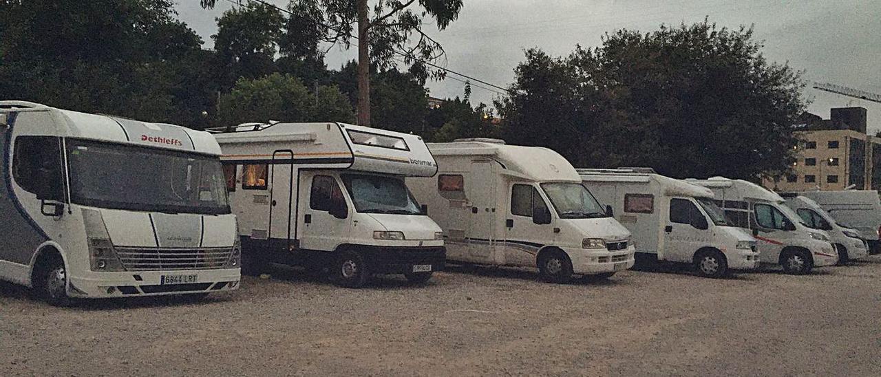 El aparcamiento provisional para autocaravanas habilitado en la zona de la estación de tren de Ribadesella. | M. V.