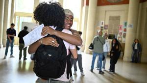 Estudiantes del Liceo Claude Bernard reaccionan a los resultados del BAC en París