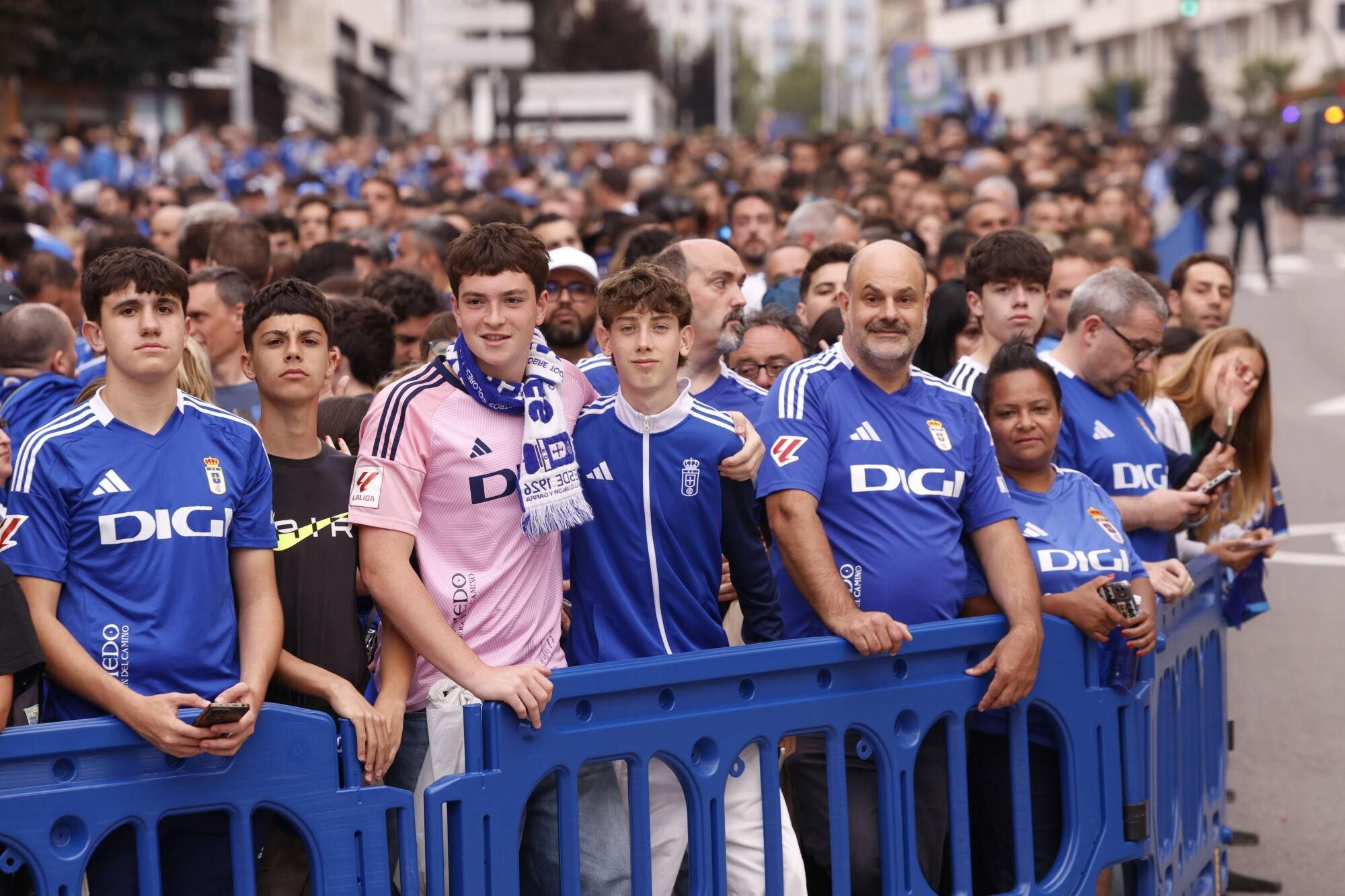 EN IMÁGENES: Espectacular recibimiento de la afición del Oviedo a su equipo antes de la vuelta por el ascenso contra el Almería