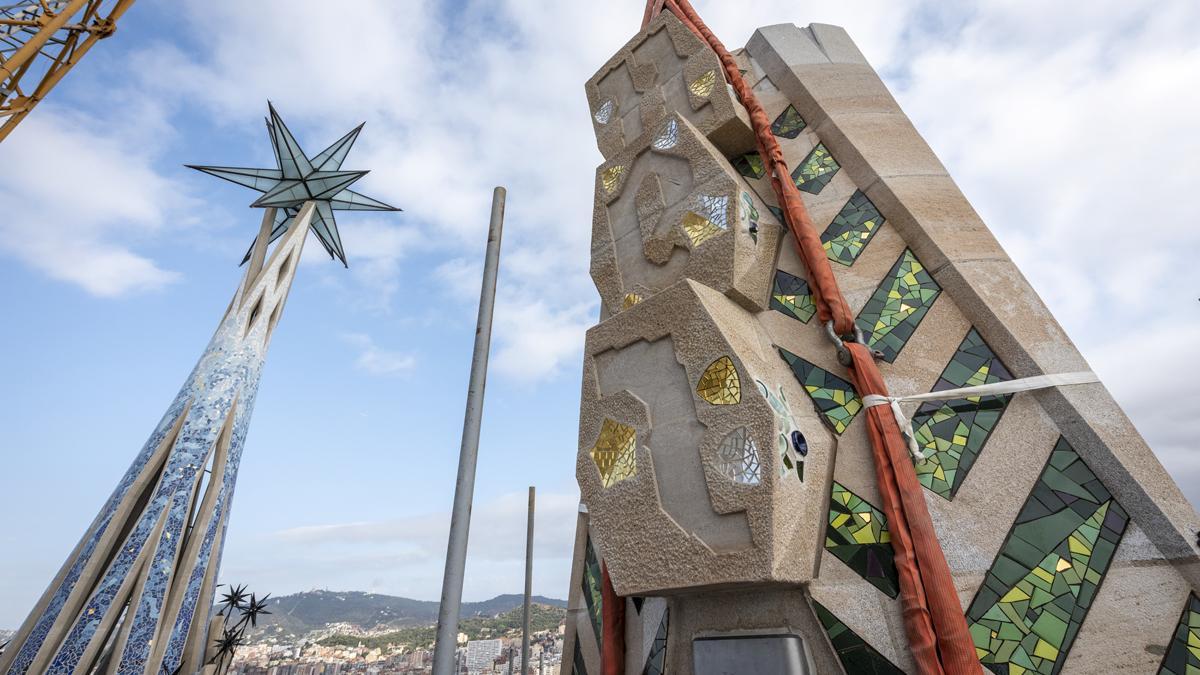 Colocación de los paneles que forman parte del pináculo de la torre del Evangelista Lluc. Se trata del segundo de los tres niveles de tambores.