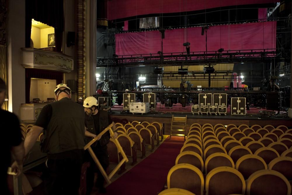 Preparativos del musical 'Priscilla, Reina del Desierto' en el Teatro Jovellanos