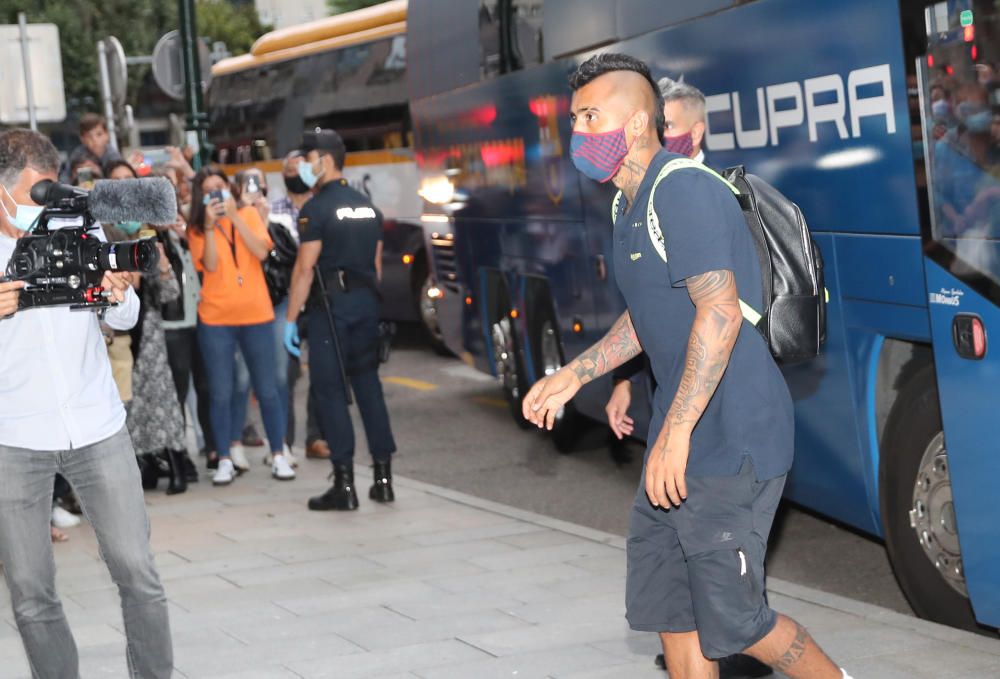Los jugadores del Barcelona a su llegada al hotel en Vigo. // R. Grobas