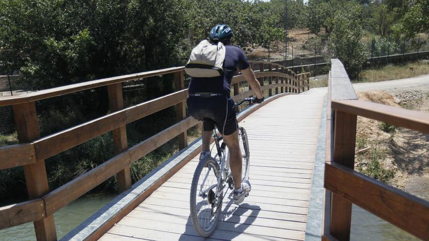 Los ciclistas y jinetes del Parc Fluvial del Túria tendrán que cruzar los puentes a pie