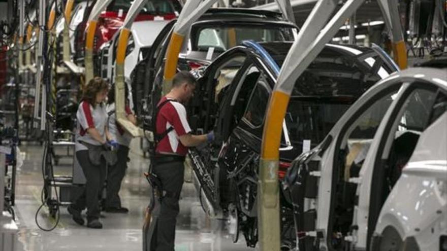 La producción de coches en España encabeza las caídas en la UE