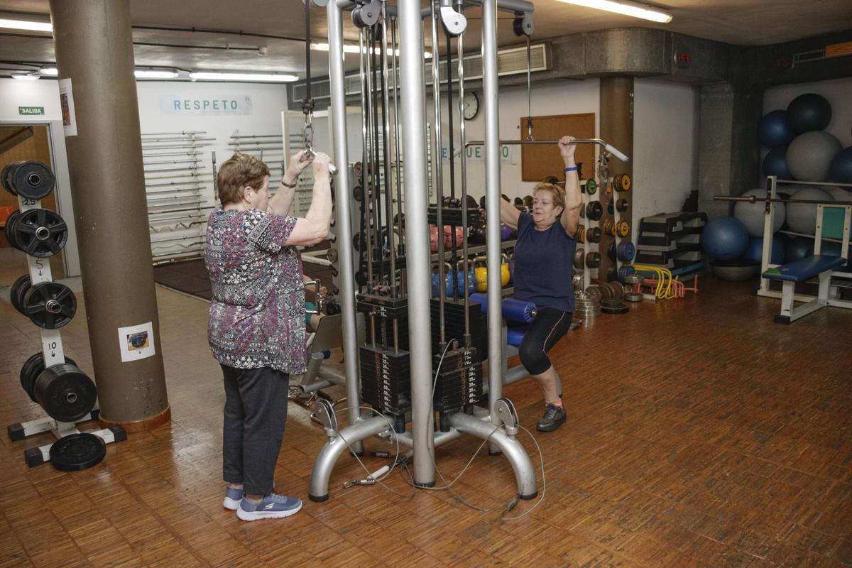 La fuerza en el "Oly" se gana con la edad, así es el plan deportivo para mayores del club sociodeportivo de Gijón (en imágenes)