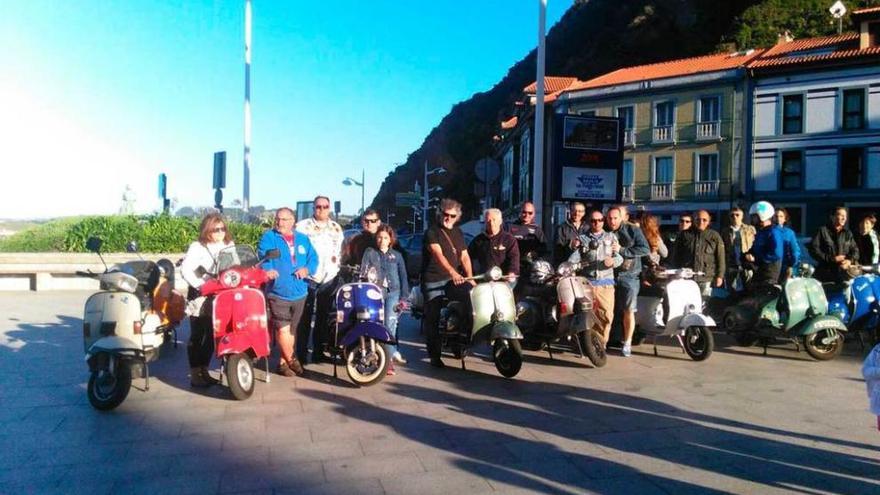 El Vespa Club de Asturias realiza una visita a la villa marinera