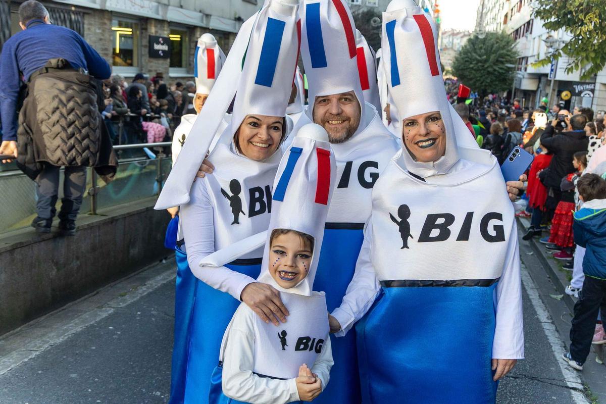 Vintedúas comparsas e dez carrozas: Santiago celebra o día grande do seu Entroido