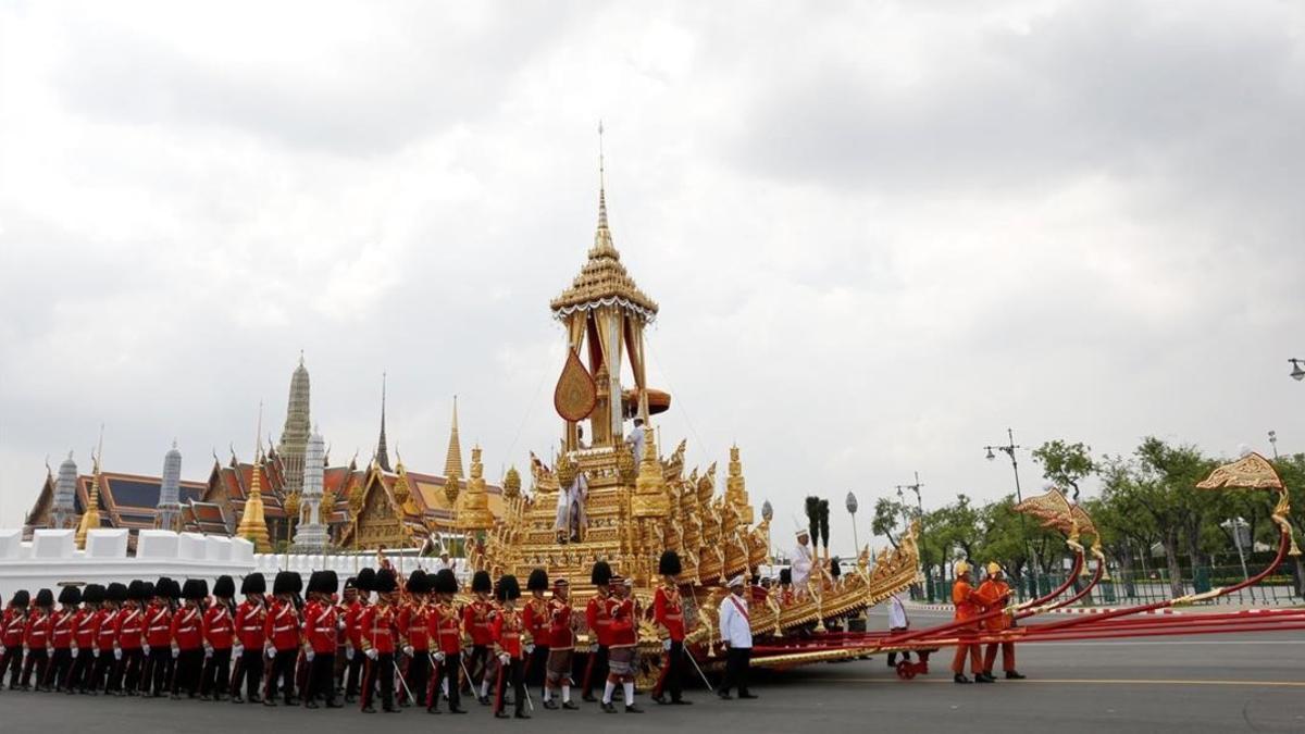 Soldados portan la urna real del fallecido rey Bhumibol Adulyadej  durante su ceremonia de cremacion en el Crematorio Real en Sanam Luang en Bangkok  Tailandia  hoy 26 de octubre de 2017.