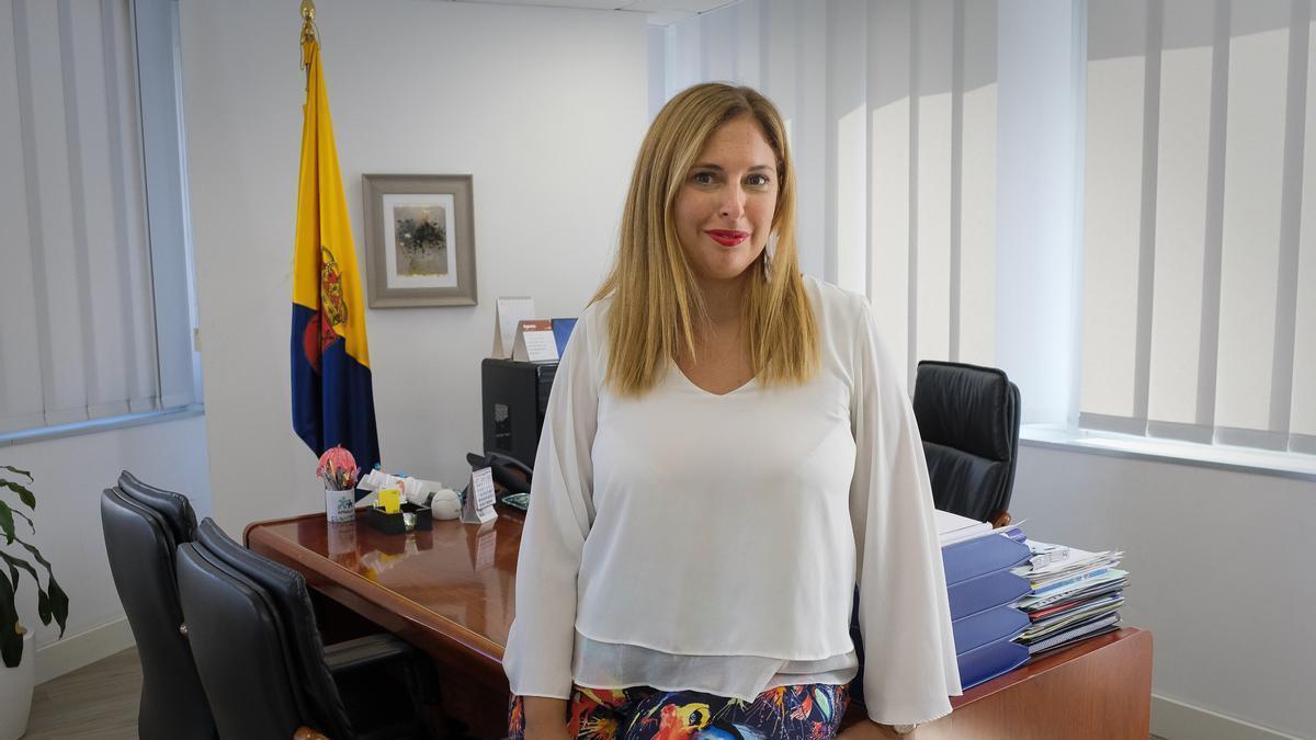 Isabel Mena, en su despacho de la Consejería de Política Social del Cabildo de Gran Canaria.